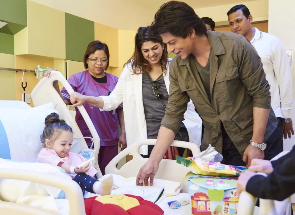 Shahrukh kunjungi anak-anak di rumah sakit ©bollywoodlife