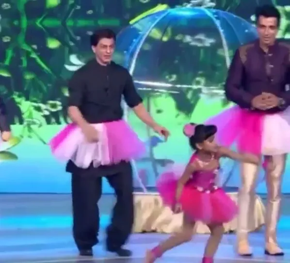 Shahrukh Khan pakai tutu, kocak abis ©instagram/iamsrk_fans