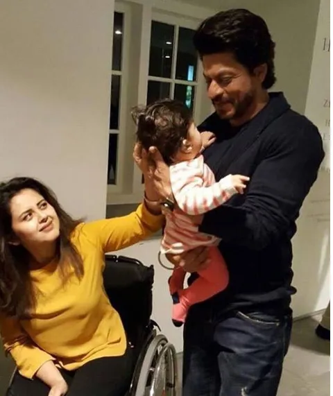 Shahrukh Khan luwes gendong bayi ©pinkvilla
