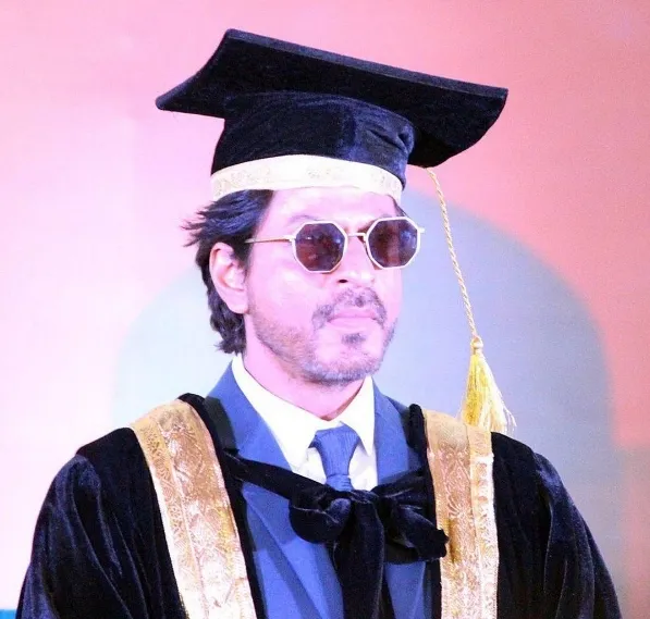 Shahrukh Khan bergaya eksentrik kala menerima gelar DR.Hc dari Universitas Nasional Urdu Maulana Azad ©instagram/bolly.in