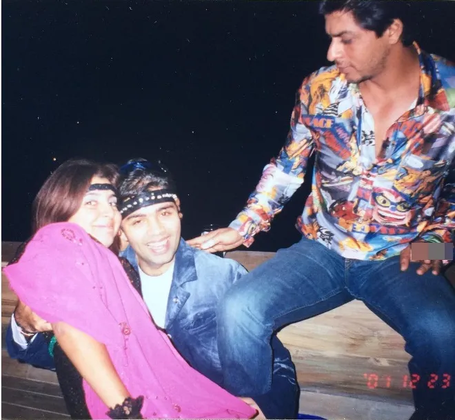 Penampilan jadul SRK, nggak banget kan? ©instagram/farahkhankunder