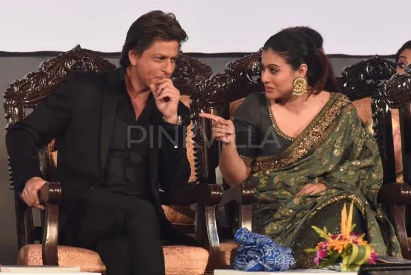 Kajol dan SRK saling bercanda di atas panggung Festival Film Kolkata ©pinkvilla