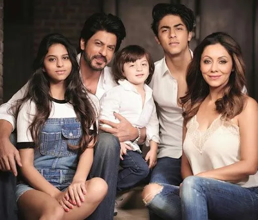 Keluarga SRK kompak pakai jeans ©pinkvilla