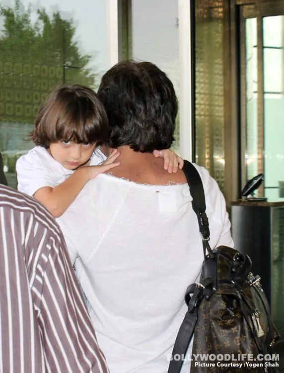 AbRam malu dan akhirnya minta gendong SRK ©bollywoodlife