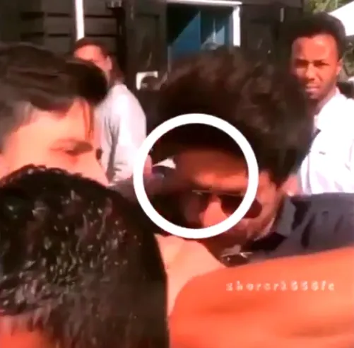 Leher SRK ditarik fans ©instagram/zhor_srk555_fc