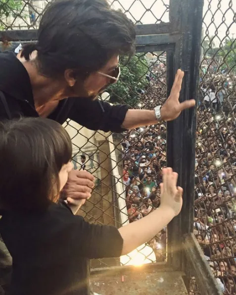 Kehadiran AbRam bikin curi perhatian fans dari SRK ©instagram/iamsrk