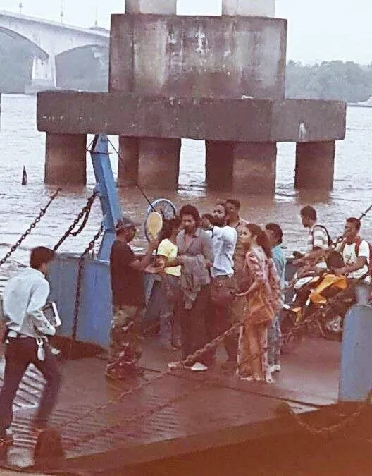 SRK dan Alia Bhatt naik kapal feri bareng di Goa © Pinkvilla.com
