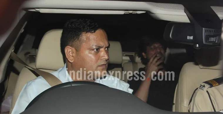 Shahrukh meminta drivernya berhenti dan minta maaf pada si fotografer yang kakinya terlindas ©indianexpress