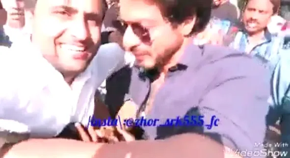 Ini fans yang menarik leher Shahrukh Khan ©instagram/zhor_srk555_fc
