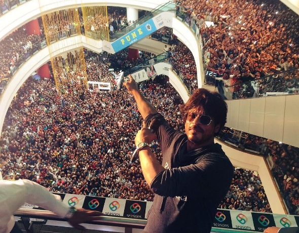 Ribuan orang ini, semuanya fans Shahrukh Khan di Pune ©instagram/iamsrk