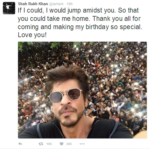Ribuan fans ikut rayakan ultah Shahrukh Khan ©twitter/iamsrk