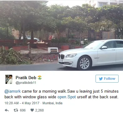 Shahrukh tertangkap kamera kala di tepi jalan ©twitter/pratikdab11