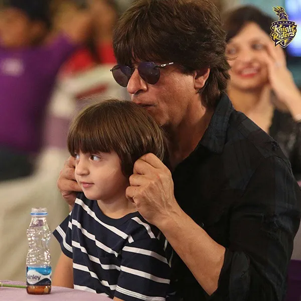 Shahrukh usil mengerjai AbRam Khan yang duduk di pangkuannya ©bollywoodlife