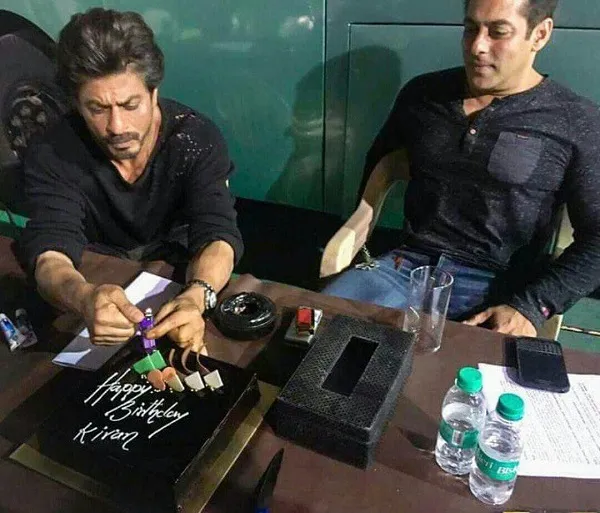Salman dan Shahrukh kompak di belakang panggung ©bollywoodlife