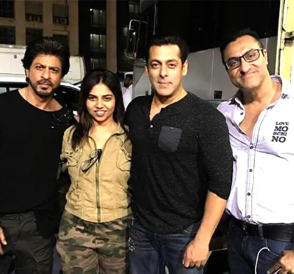 Salman dan Shahrukh sempat foto bareng kru di belakang panggung ©bollywoodlife