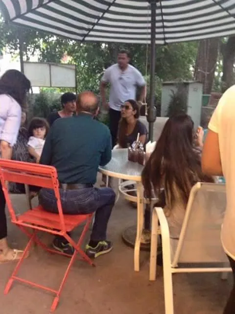 Begini nih momen makan siang keluarga SRK © Pinkvilla.com