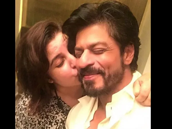 Sambil memejamkan mata, SRK dicium mesra Farah Khan © Twitter.com/TheFarahKhan