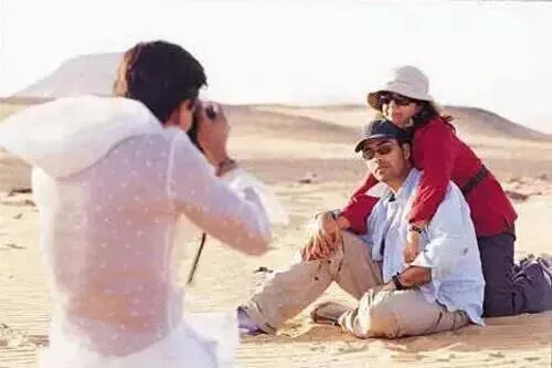 Ini dia saat SRK jadi tukang foto di padang pasir © Pinkvilla.com