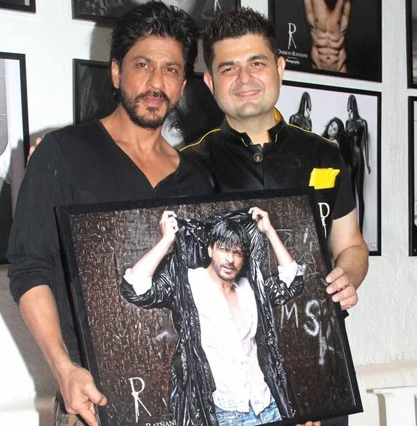 Setuju nggak kalau SRK ganteng dan fotogenik di foto ini? © Indianexpress.com