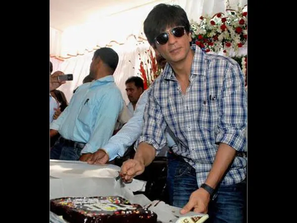 SRK tak ingin menonton film pertama dan terakhirnya © Filmibeat.com