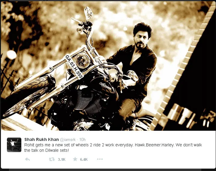 SRK dengan kendaraan barunya, keren kan! © Twitter.com/iamsrk