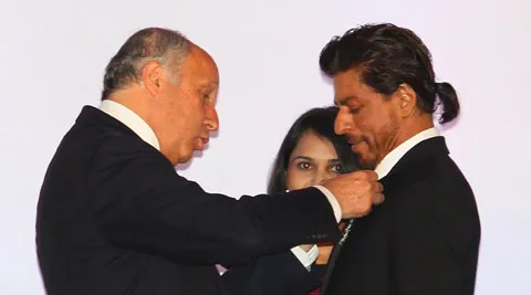 Shahrukh Khan saat menerima penghargaan dari Prancis. @Indianexpress