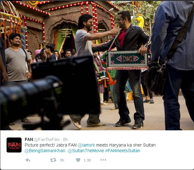 SRK mengunjungi lokasi syuting Salman Khan © Twitter.com/FanTheFilm