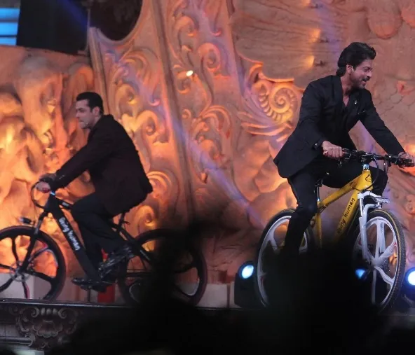Salman dan Shahrukh main sepeda bareng di atas panggung ©instagram/manav.manglani