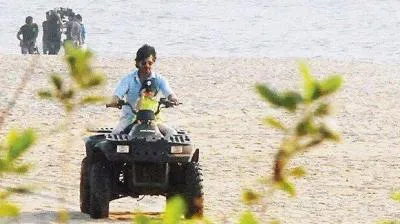 Shahrukh dan AbRam asyik naik ATV © pinkvilla.com