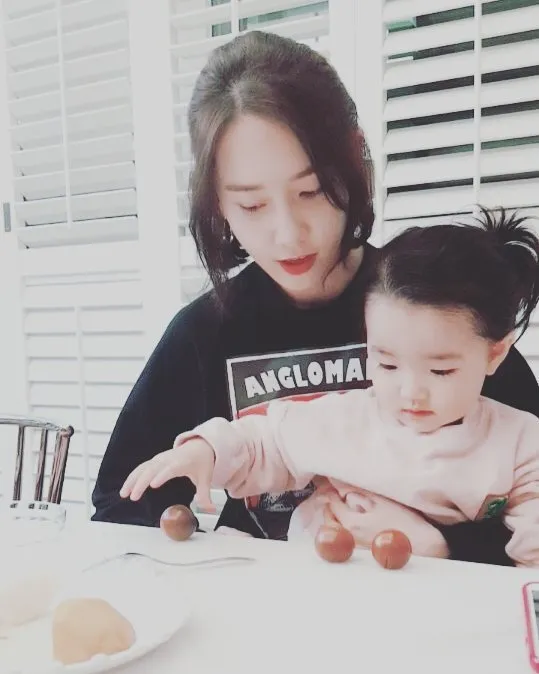 Yoona dan Ha Eun main bersama © instagram.com/ssoyang84