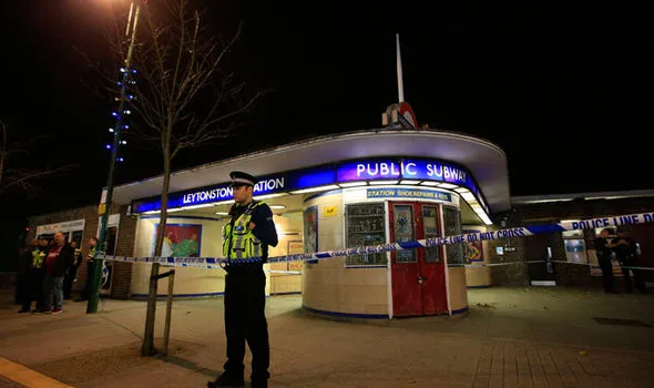 Tahun 2015 terdapat seorang pria yang melakukan serangan membabi buta di Leytonstone Station dan berteriak "Untuk Suriah!" © express.co.uk