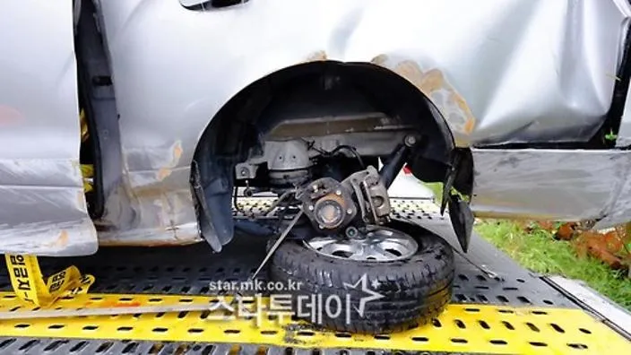 Kondisi roda mobil Ladies Code pasca kecelakaan. Sempat lepas. ©sbs.com.au