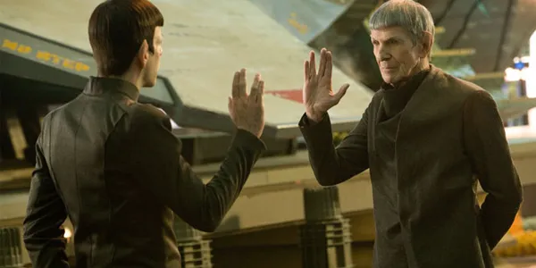 Aksi Zachary Quinto bersama mendiang Leonard Nimoy di STAR TREK (2009)/© Paramount Pictures