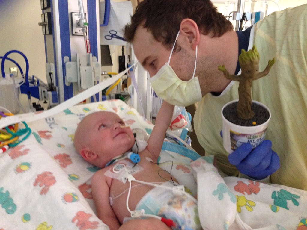 Chris Pratt melihat bayi lucu dengan mainan baby Groots © twitter.com/seattlehospital