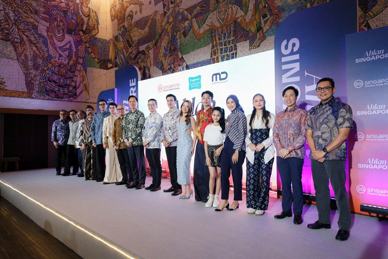 Para pemain film Ahlan Singapore.