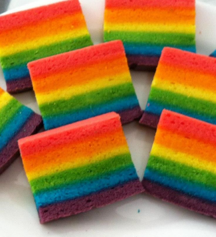 Kue kukus rainbow. (foto: Pinterest/ Mia and the Cake).