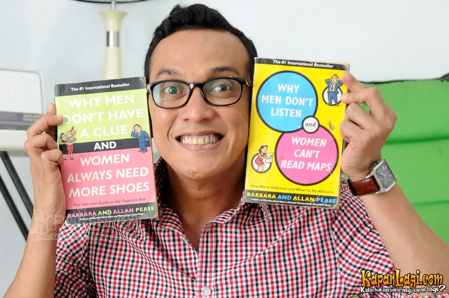 Koleksi buku Steny Agustaf banyak yang tentang hubungan. @KapanLagi.com®/Bambang E Ros