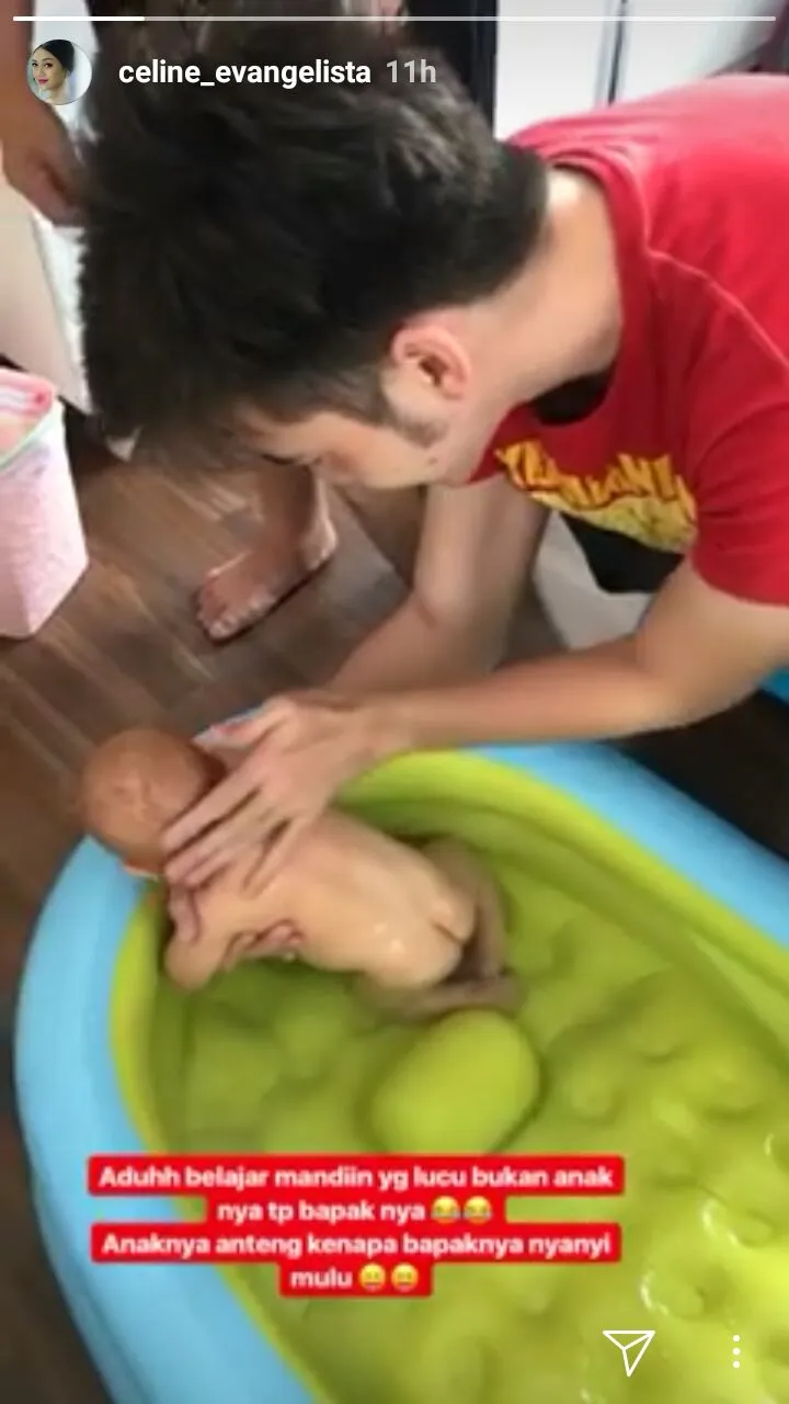 Stefan memandikan anak mereka ©instagram/celine_evangelista