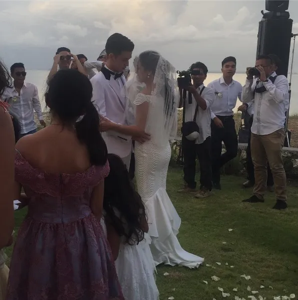 Pernikahan Stefan dan Celine, dihadiri keluarga terdekat ©instagram/agungbentuk
