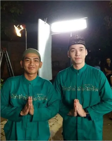 Stefan William bergaya dengan busana muslimnya © Instagram.com/stefanwilliam