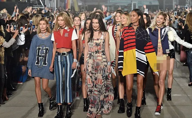 Stella Maxwell tampil di pagelaran busana © Shutterstock via dailymail.co.uk