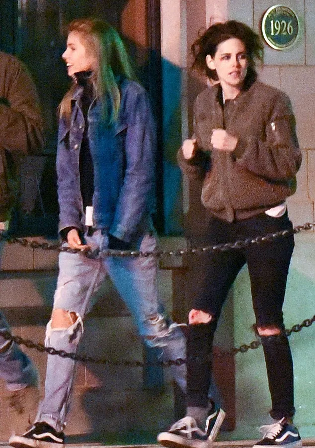 Stella dan K-Stew tertangkap kamera bersama © Fameflynet via Dailymail.co.uk