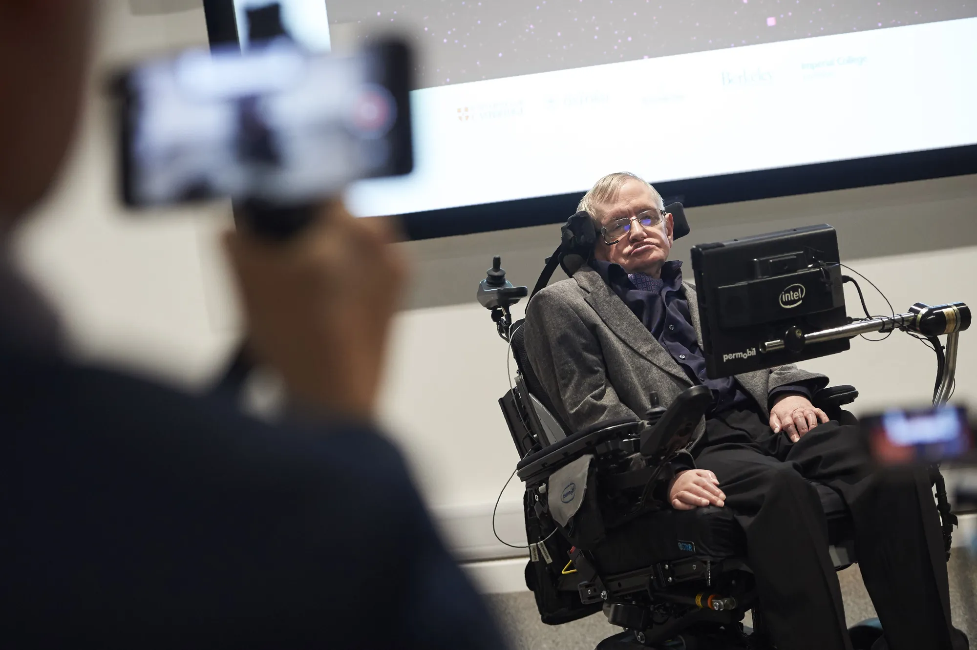 Stephen Hawking: Ilmuwan yang Mengatasi Keterbatasan dan Mereka yang Menginspirasinya