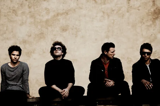 Di tengah hingar-bingar musik eletronik yang sedang populer, Stereophonics konsisten dengan musik mereka @www.nme.com