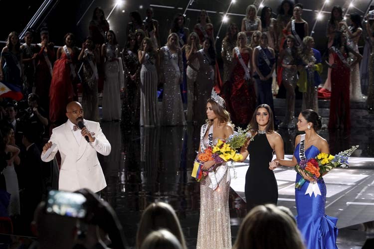 Steve saat salah membacakan nama pemenang Miss Universe © news18.com