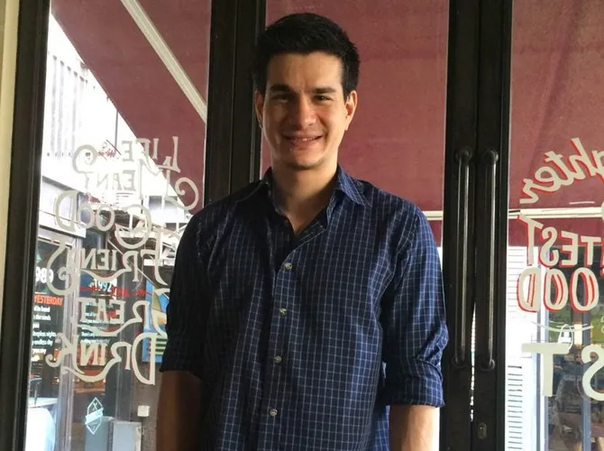 Steve turut mempertanyakan keberanian Andi Soraya untuk hamil lagi di usia 40 tahun. © KapanLagi.com