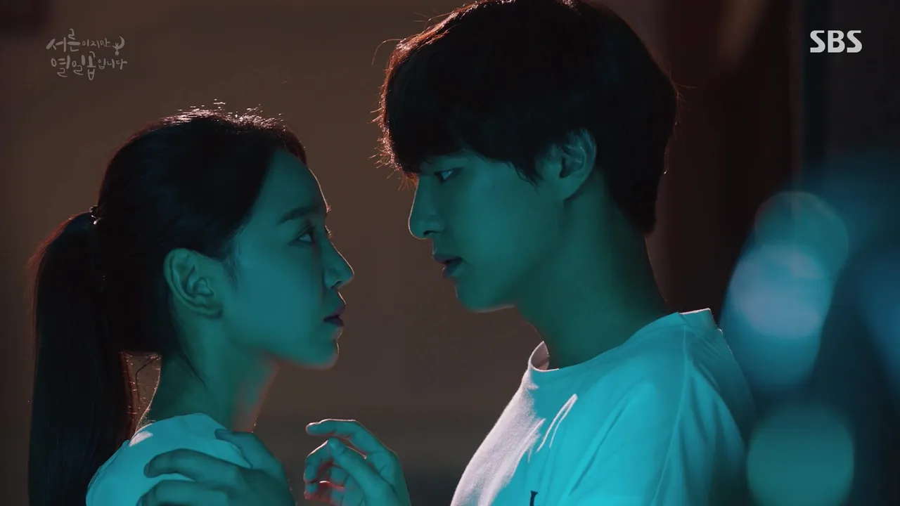 Adegan Still 17 episode 17-18 dimana Seo Ri dan Woo Jin mulai sadar kalau saling cinta © SBS