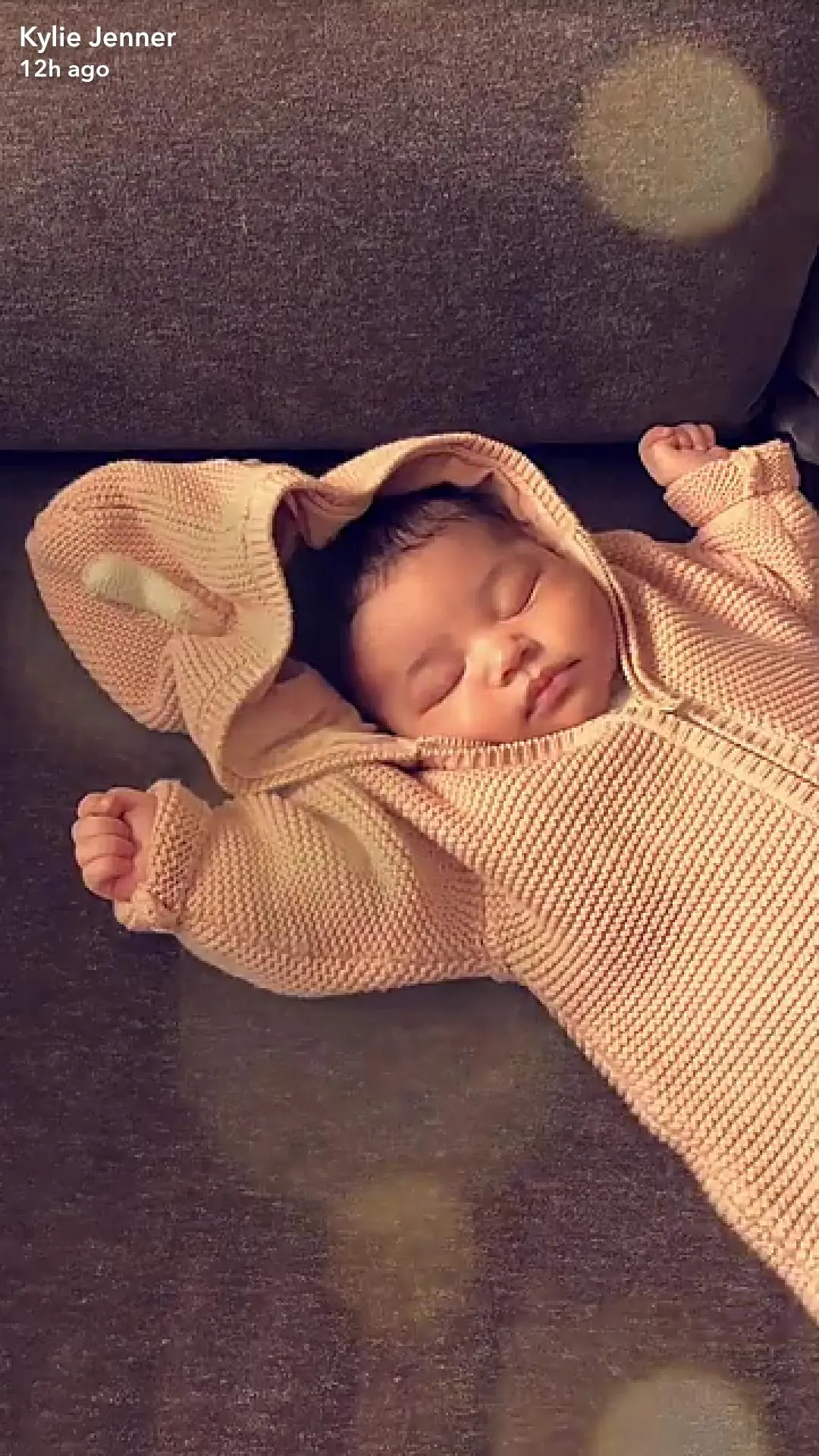 Stormi tidur sambil mengangkat kedua tangannya © Kylie's Snapchat
