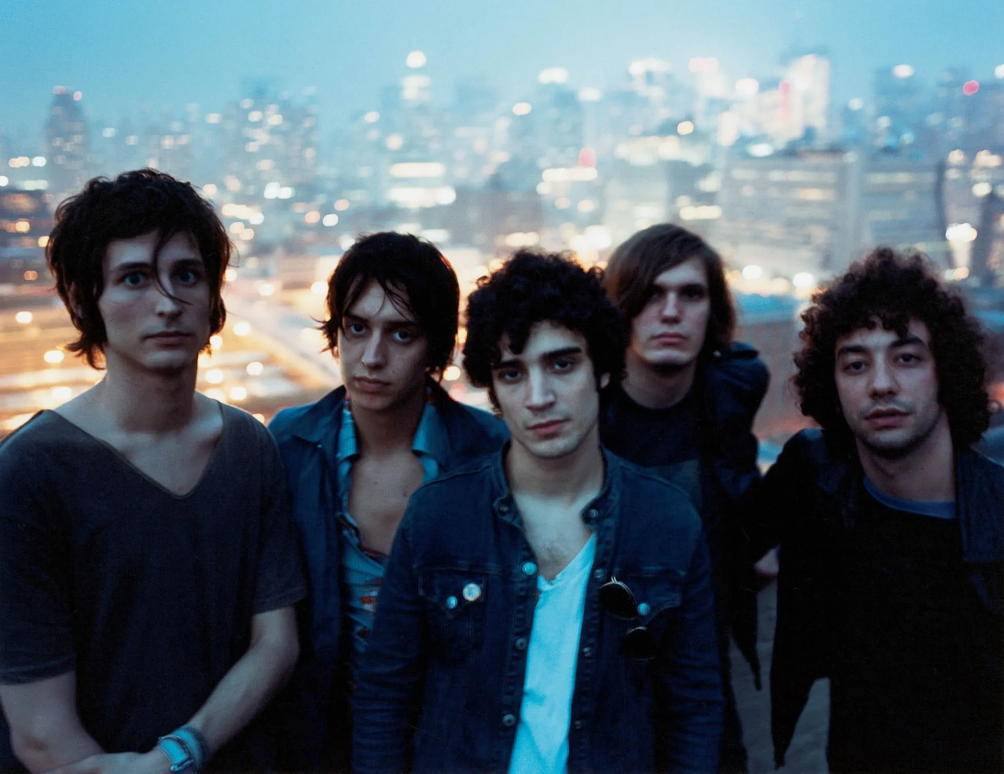 tegaskan belum bubar, the strokes gelar konser