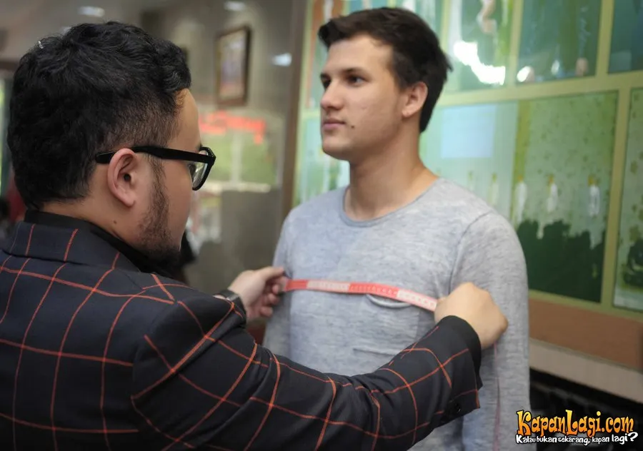 Stuart Collin melakukan fitting baju pengantin © KapanLagi.com®/Bayu Herdianto